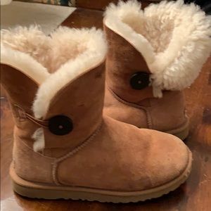 UGG Bailey button II booties sz 6